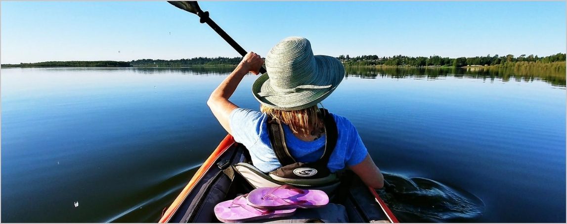 Vue de dos d&rsquo;une femme faisant du kayak